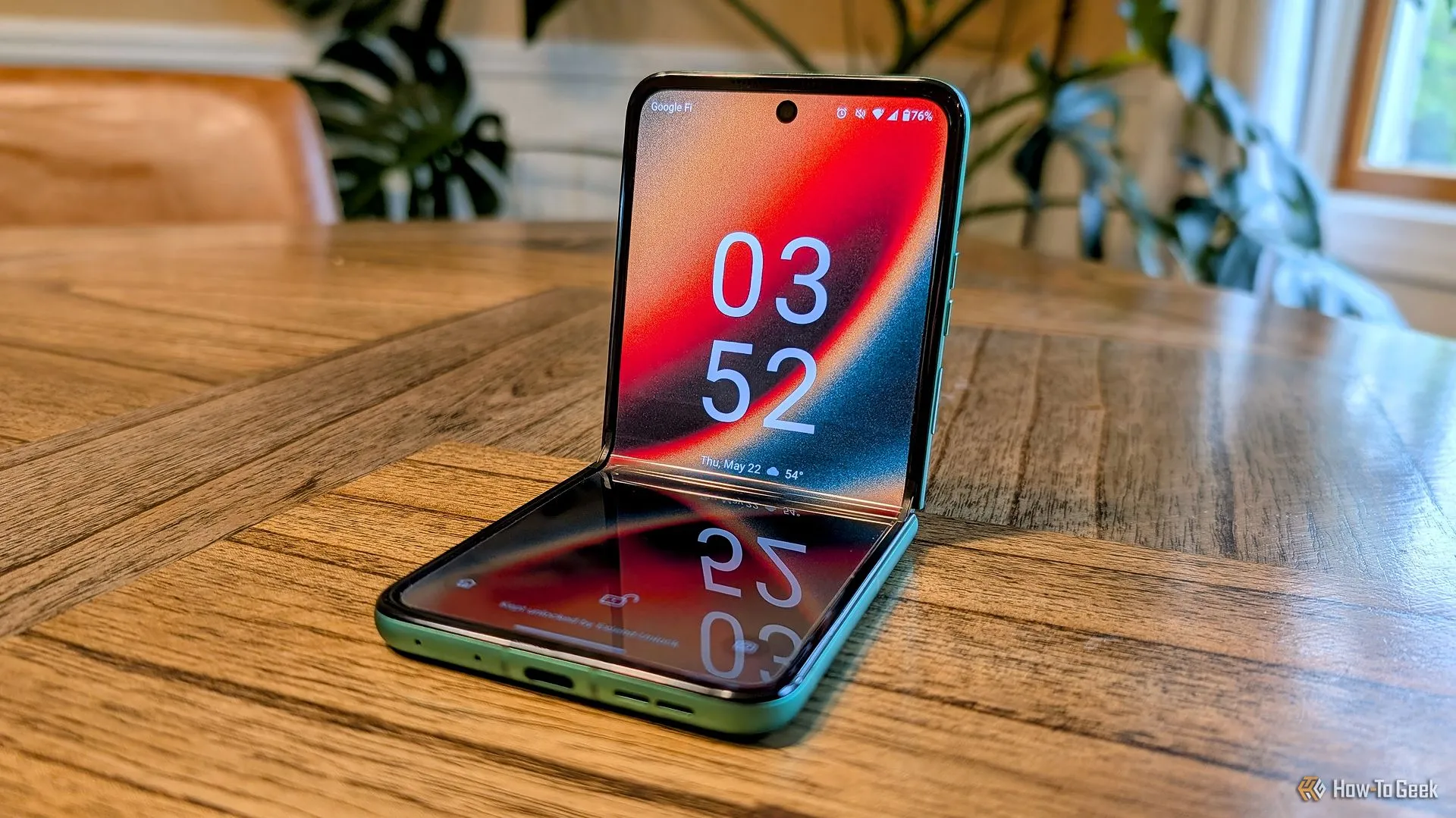 Motorola Razr 2025 gập mở hoàn toàn trên mặt phẳng