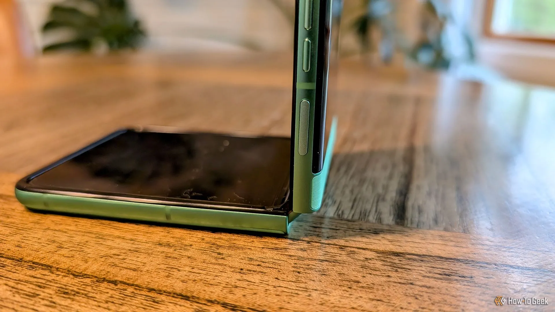 Motorola Razr 2025 mở ở góc linh hoạt hiển thị màn hình chính