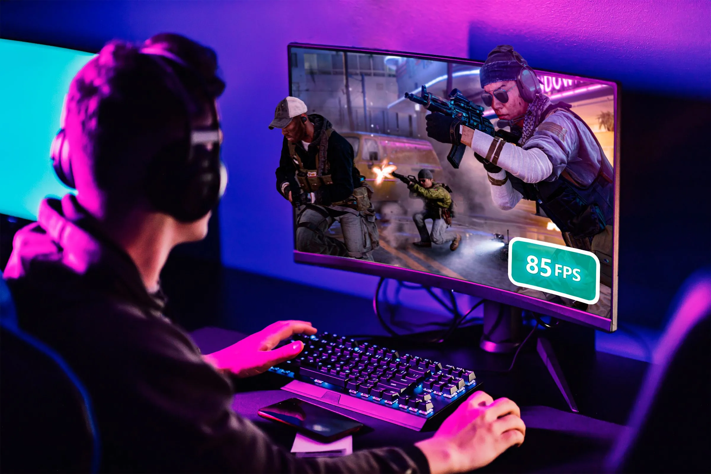 Người chơi game trên máy tính, hiển thị chỉ số FPS, thể hiện trải nghiệm tần số quét cao