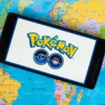 Người chơi Pokémon GO di chuyển trên bản đồ thực tế với điện thoại di động