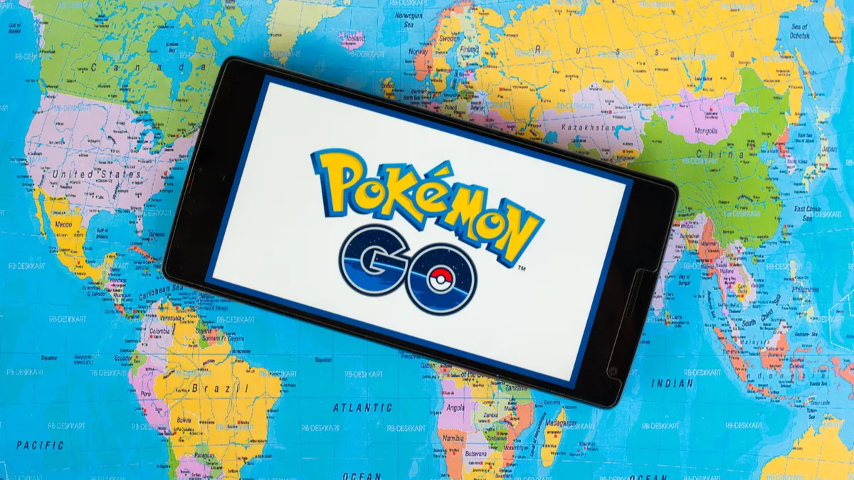 Người chơi Pokémon GO di chuyển trên bản đồ thực tế với điện thoại di động