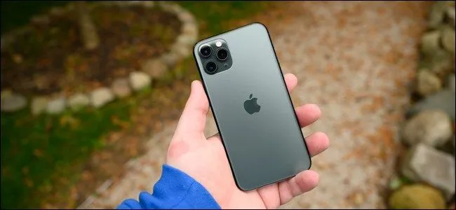 Người dùng cầm iPhone 11 Pro, minh họa trải nghiệm sạc không dây tiện lợi