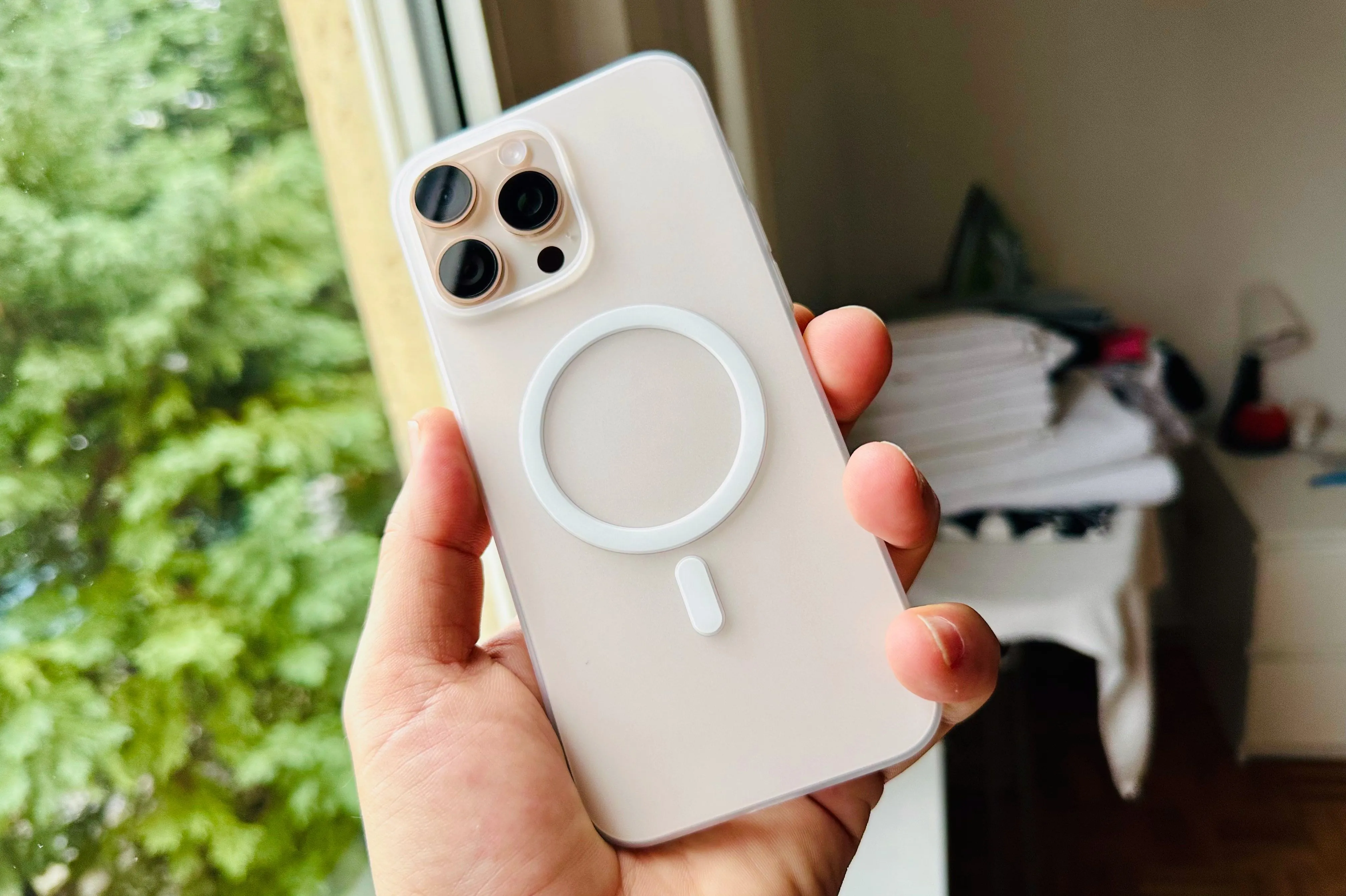 Người dùng cầm iPhone 16 Pro Max trong ốp lưng Totallee MagSafe trong suốt, khoe mặt sau với ba camera