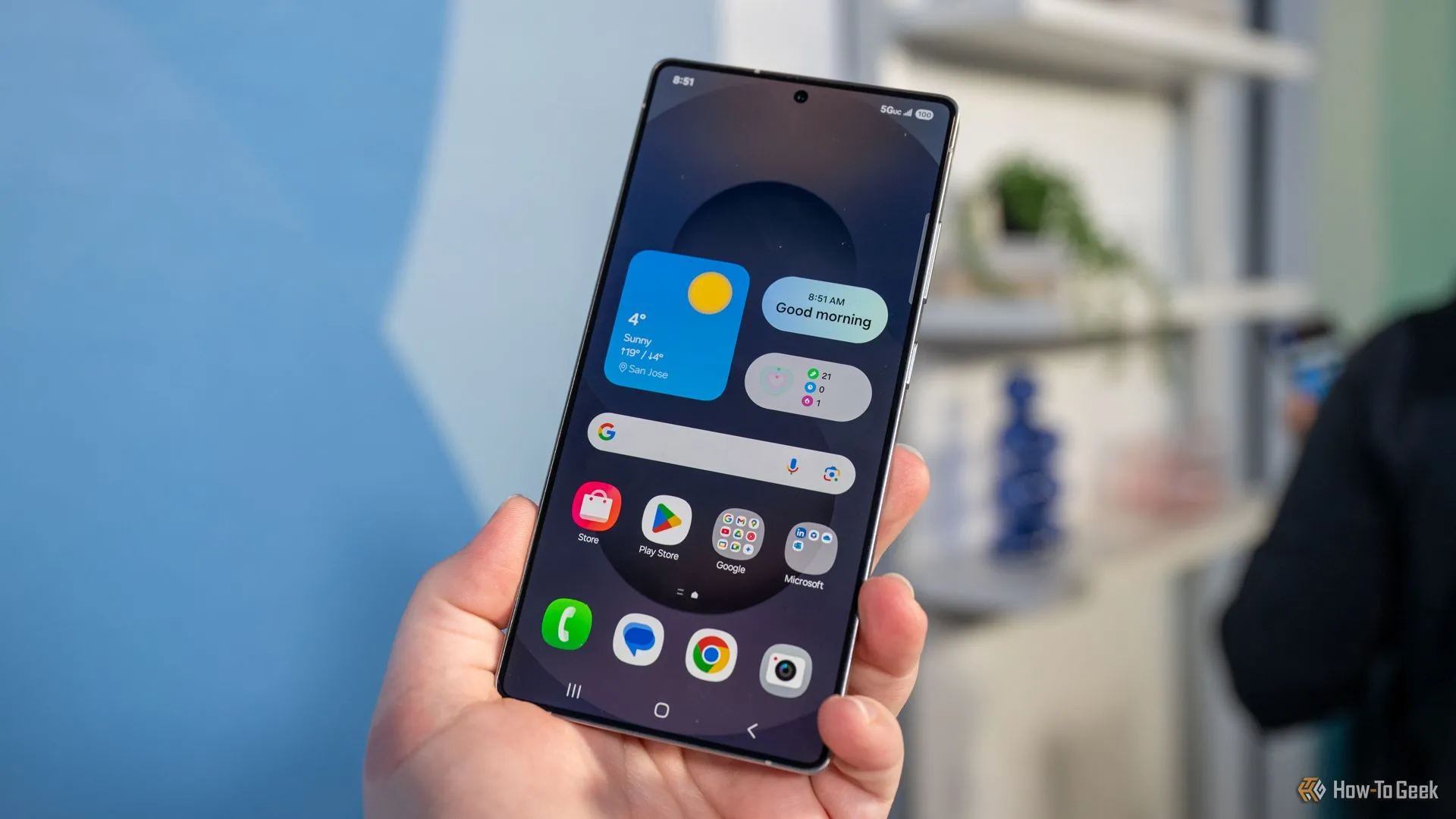 Người dùng cầm Samsung Galaxy S25 Ultra và nhìn vào màn hình hiển thị