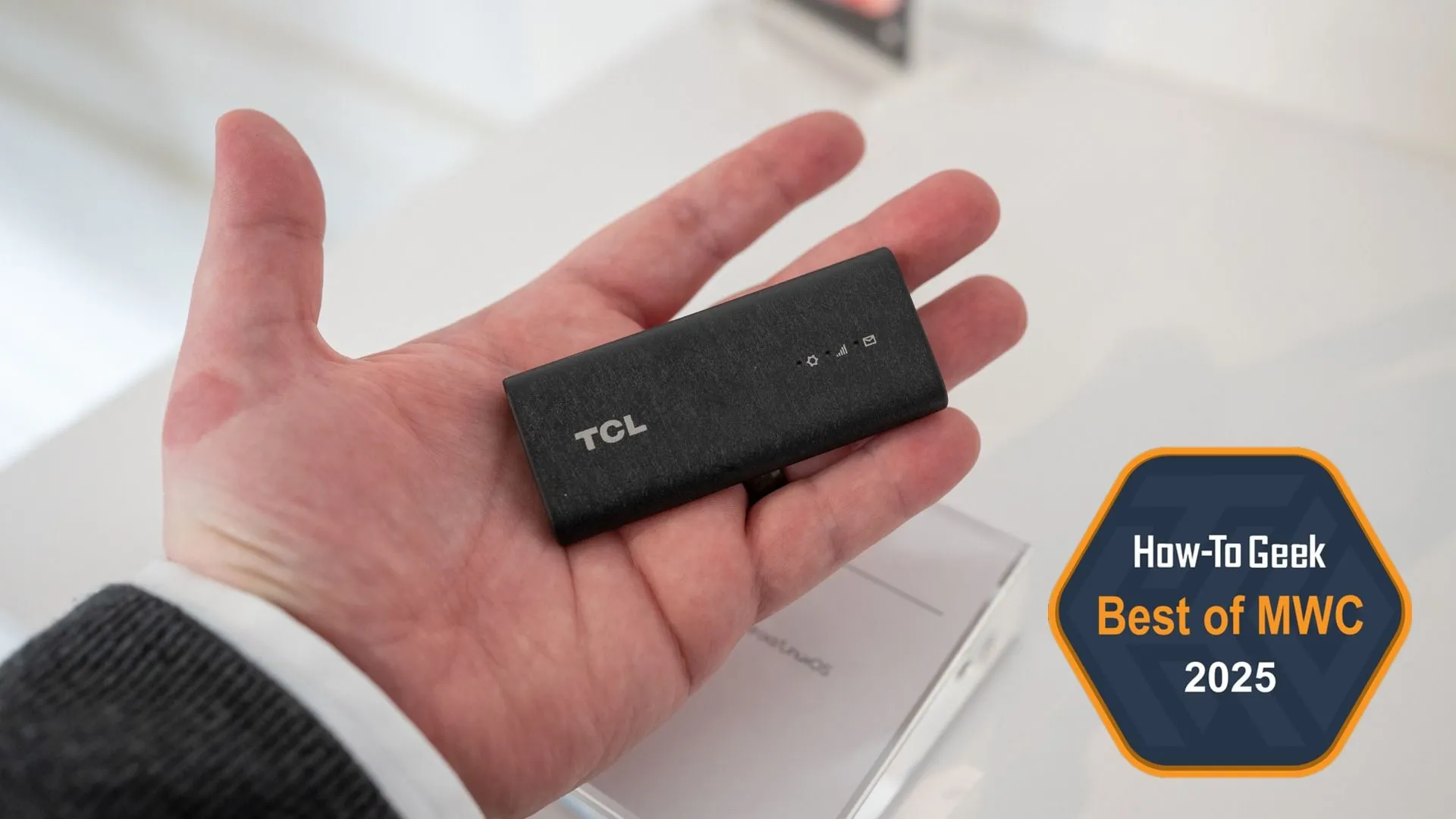 Người dùng cầm thiết bị USB Dongle TCL LINKPORT IK511 5G RedCap nhỏ gọn