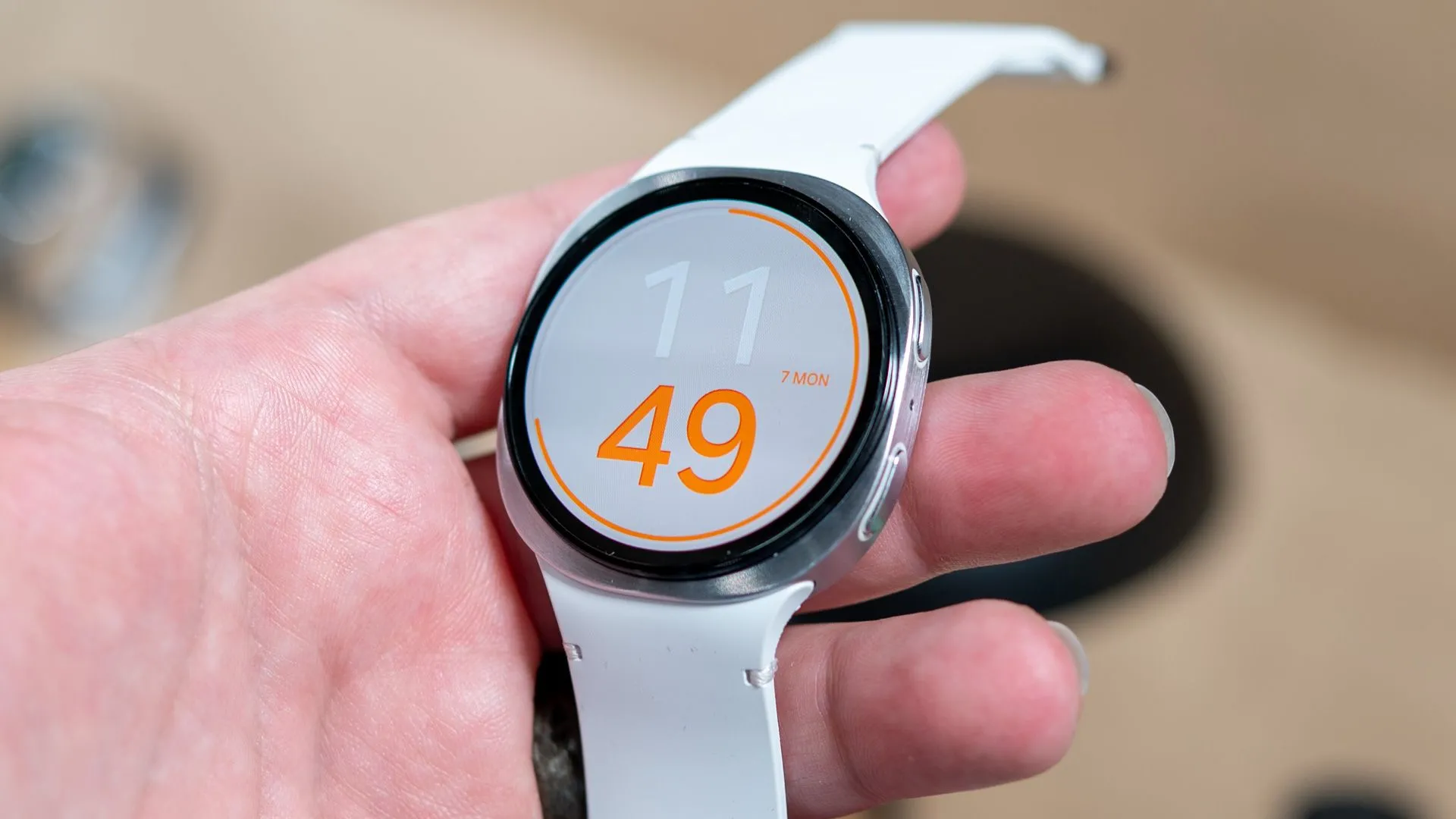Người dùng cầm trên tay Samsung Galaxy Watch 8, minh họa thiết kế tổng thể và viên pin bền bỉ của đồng hồ thông minh.