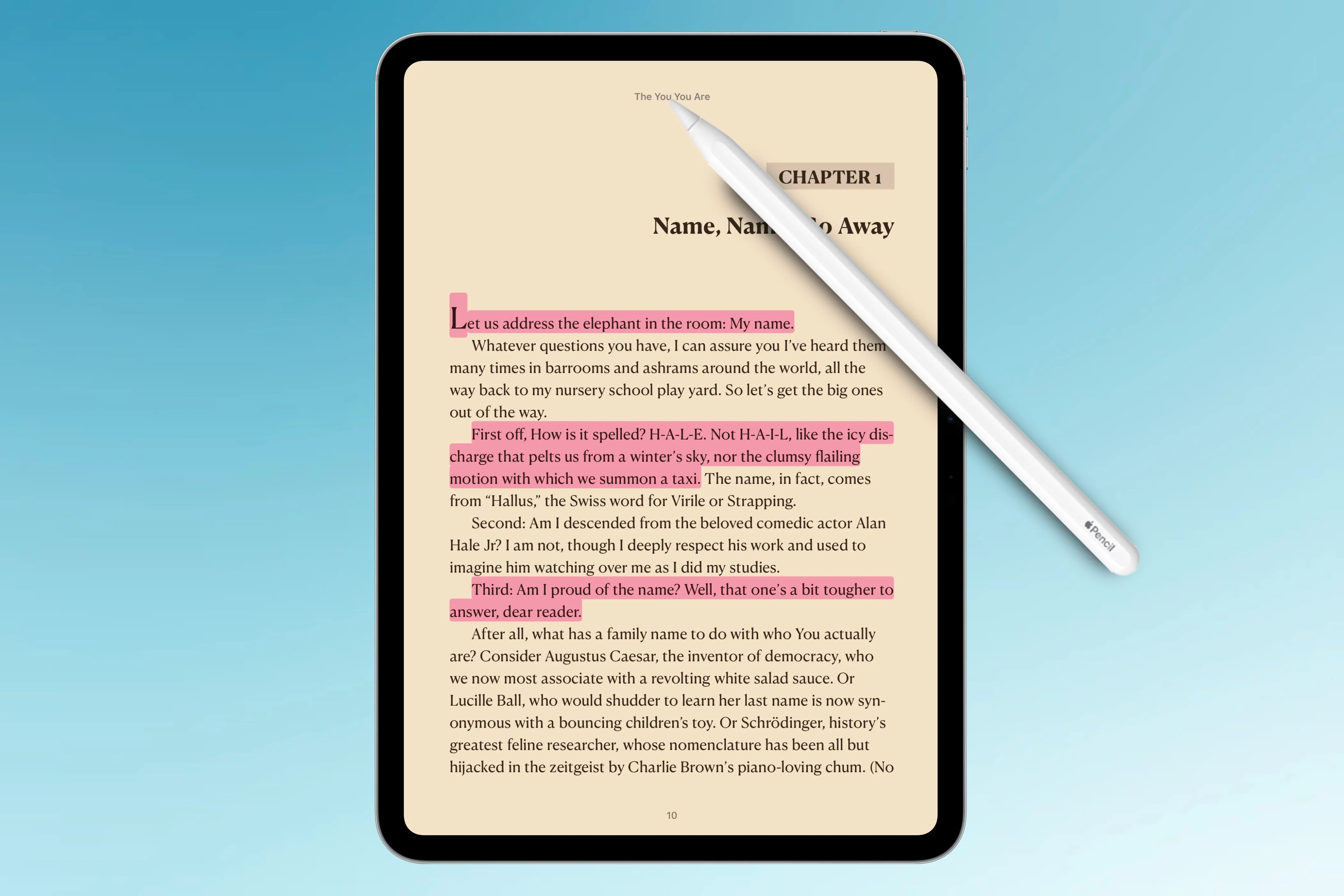 Người dùng đang ghi chú và đánh dấu trong ứng dụng Sách trên iPad bằng Apple Pencil, tối ưu trải nghiệm học tập và nghiên cứu với sách điện tử.