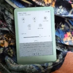 Người dùng đang lướt menu trên một chiếc máy đọc sách Amazon Kindle thế hệ 11 (2024)