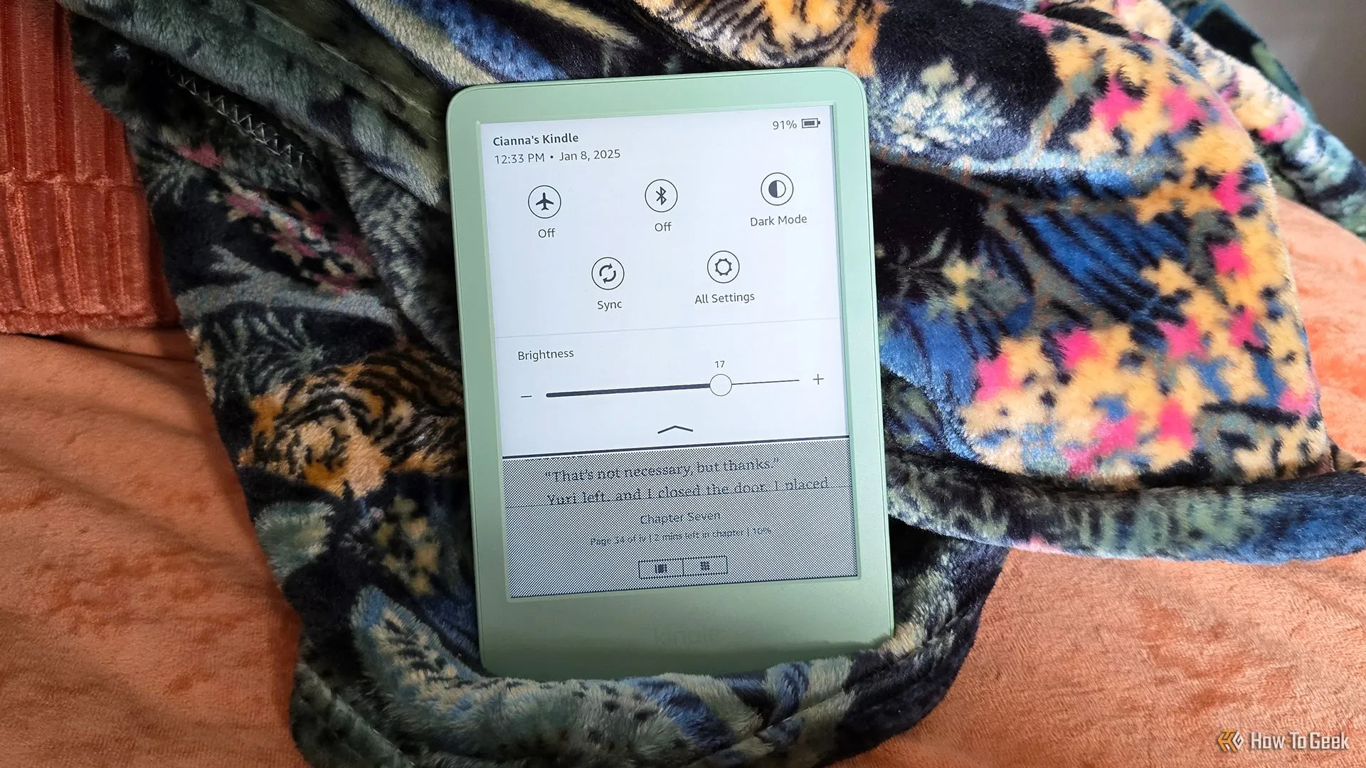 Người dùng đang lướt menu trên một chiếc máy đọc sách Amazon Kindle thế hệ 11 (2024)