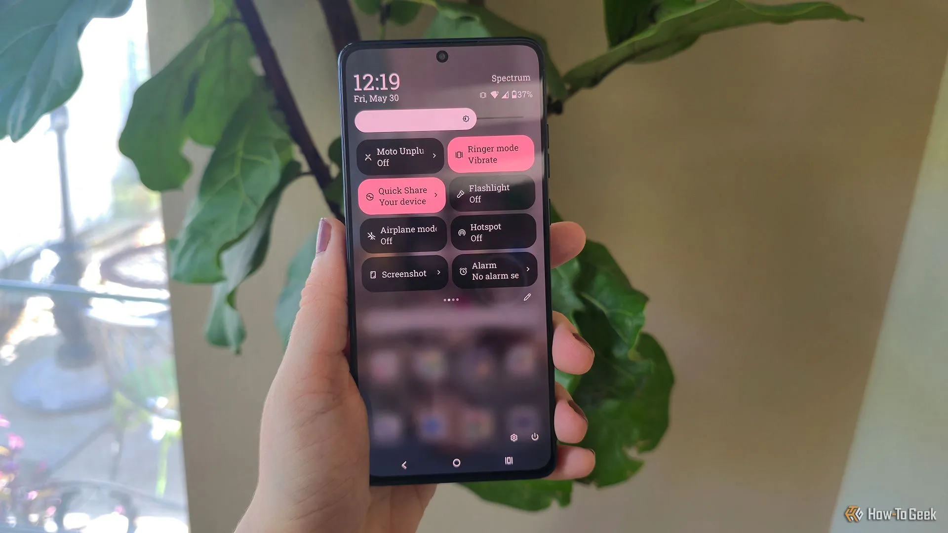Người dùng đang thao tác trên giao diện Android 15 của Motorola Moto G Stylus (2025).