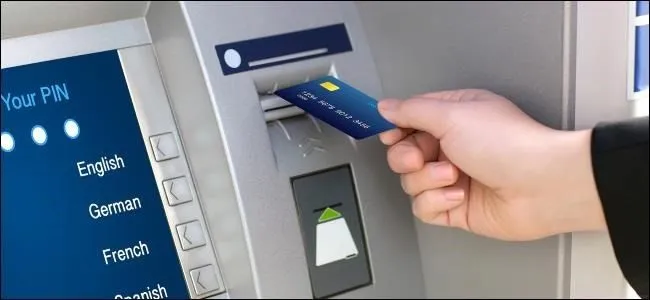 Người dùng nhập thẻ tín dụng vào máy ATM, cảnh báo rủi ro tại các địa điểm không an toàn