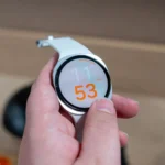 Người dùng thao tác trên viền xoay kỹ thuật số của Samsung Galaxy Watch 8, minh họa thiết kế squircle độc đáo.