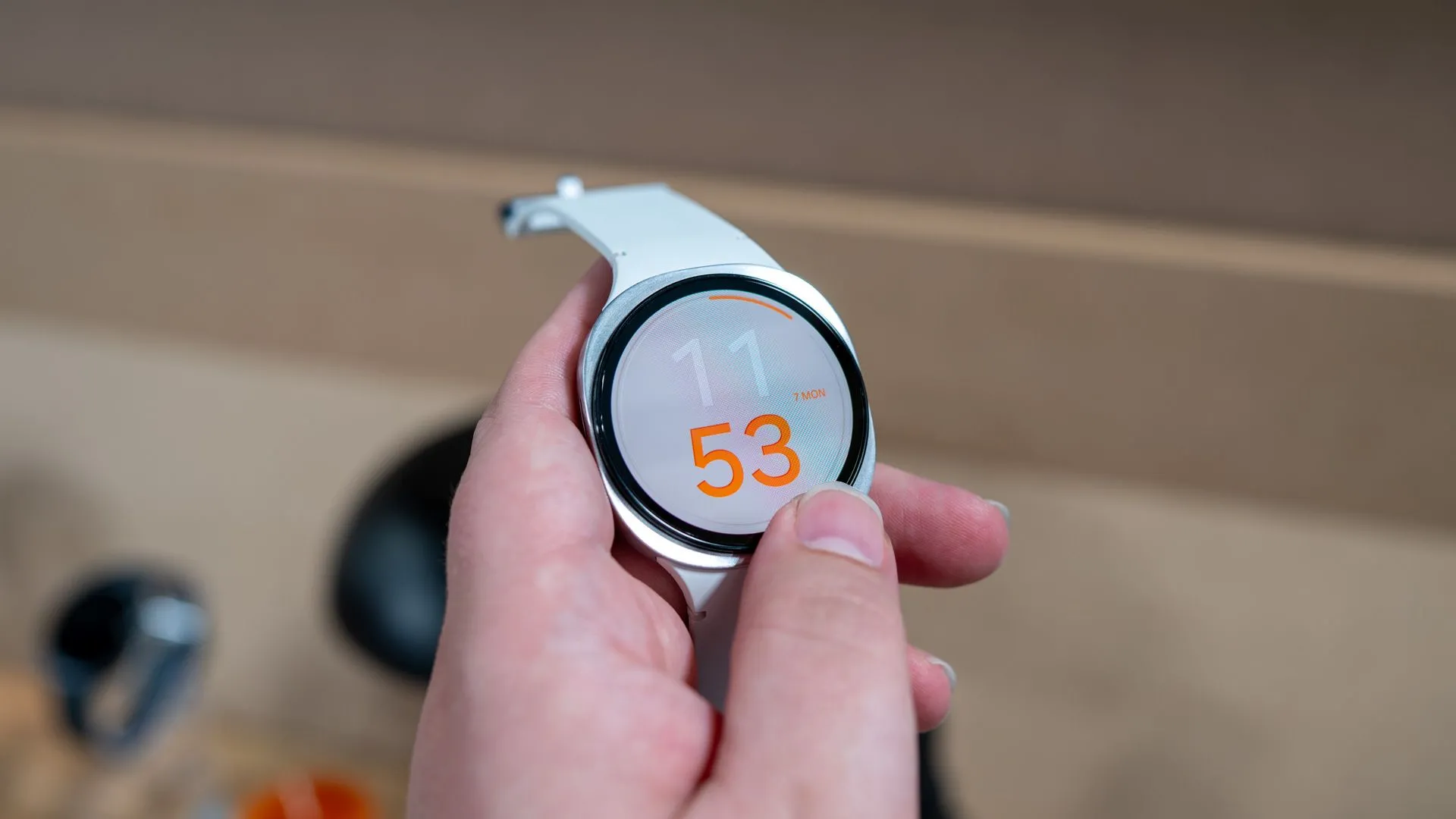 Người dùng thao tác trên viền xoay kỹ thuật số của Samsung Galaxy Watch 8, minh họa thiết kế squircle độc đáo.