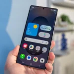 Người dùng trải nghiệm độ sáng màn hình Samsung Galaxy S25 Ultra dưới ánh nắng mạnh.