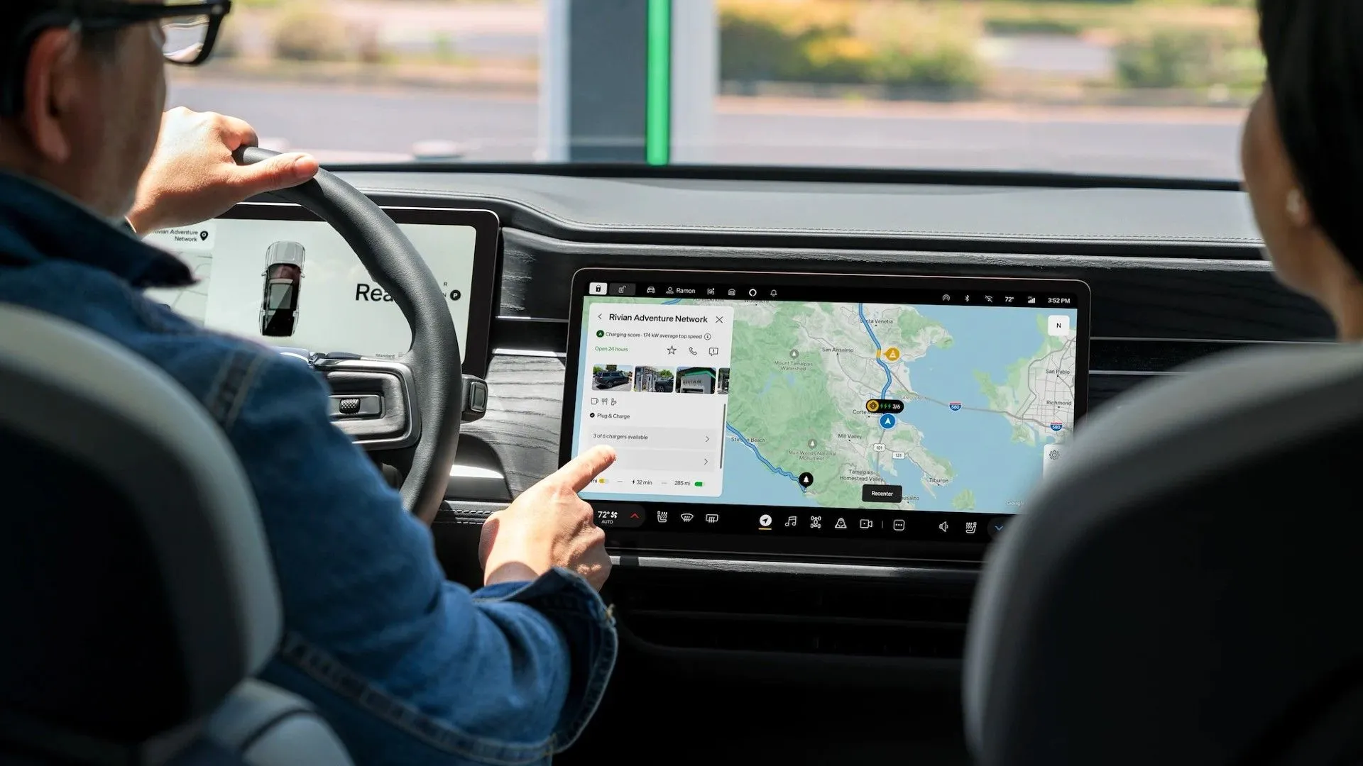 Người lái xe điện Rivian đang sử dụng bảng điều khiển của xe để điều hướng với Google Maps