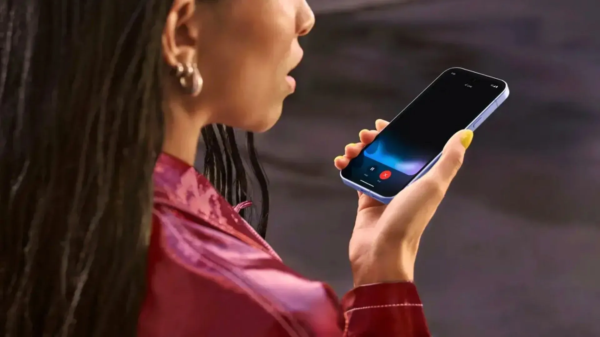 Người phụ nữ đang sử dụng và nói chuyện với Google Pixel 9a, minh họa tính năng AI Gemini.