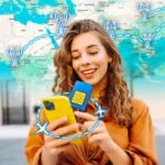 Người phụ nữ sử dụng điện thoại với thẻ SIM, biểu tượng máy bay và bản đồ thể hiện kết nối dữ liệu di động toàn cầu. Hình ảnh minh họa sự bùng nổ nhu cầu internet di động và 5G.