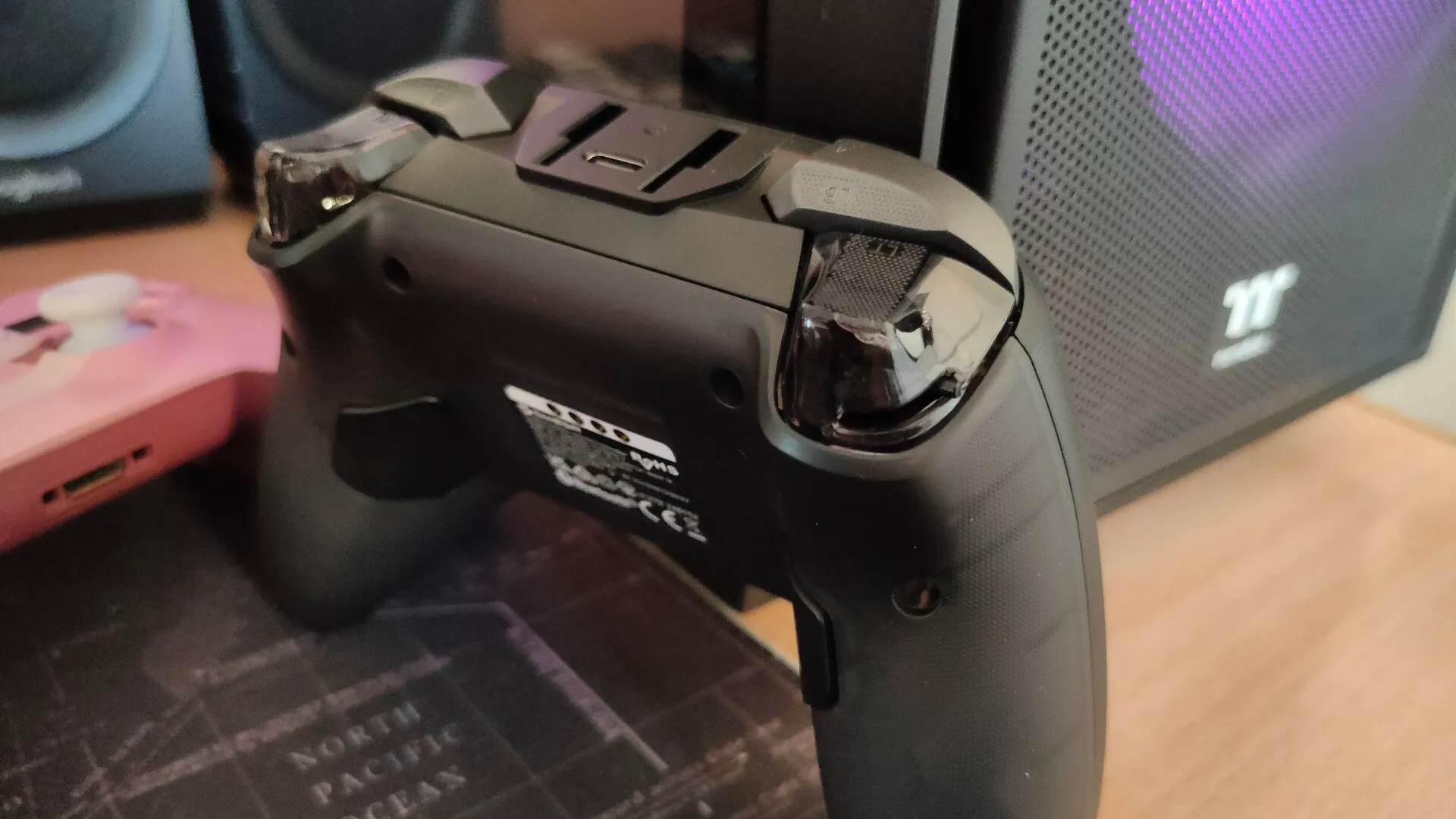 Nút chặn cò súng (trigger stop) và hai nút macro có thể lập trình ở mặt sau tay cầm GameSir Cyclone 2.