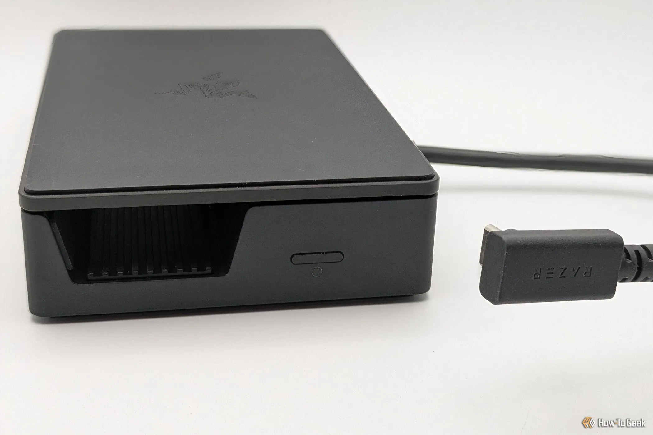 Nút điều khiển hiệu ứng đèn RGB Chroma nằm ở cạnh bên của Razer Handheld Dock.