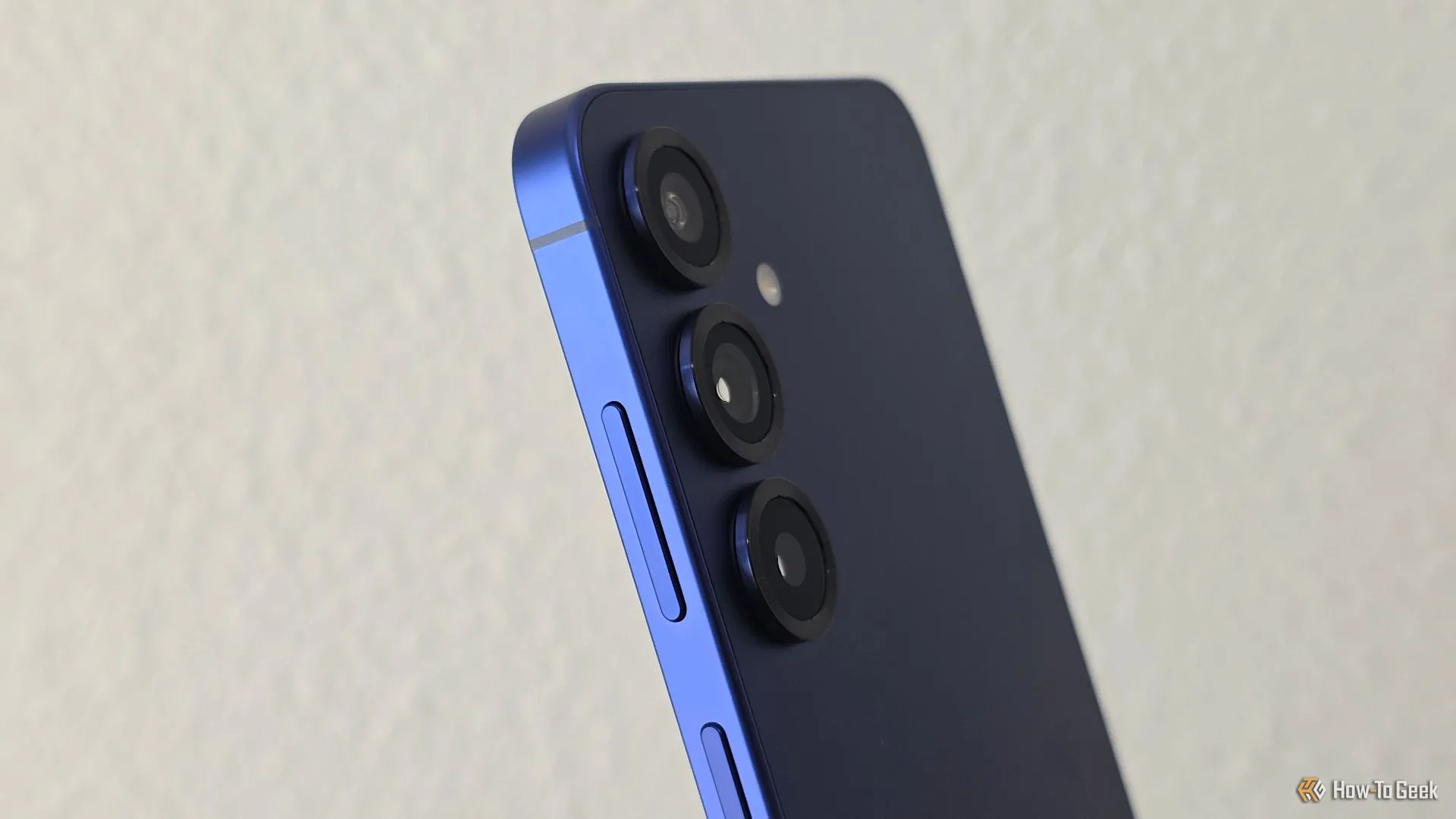 Nút nguồn và nút âm lượng của điện thoại Samsung Galaxy S25 Plus