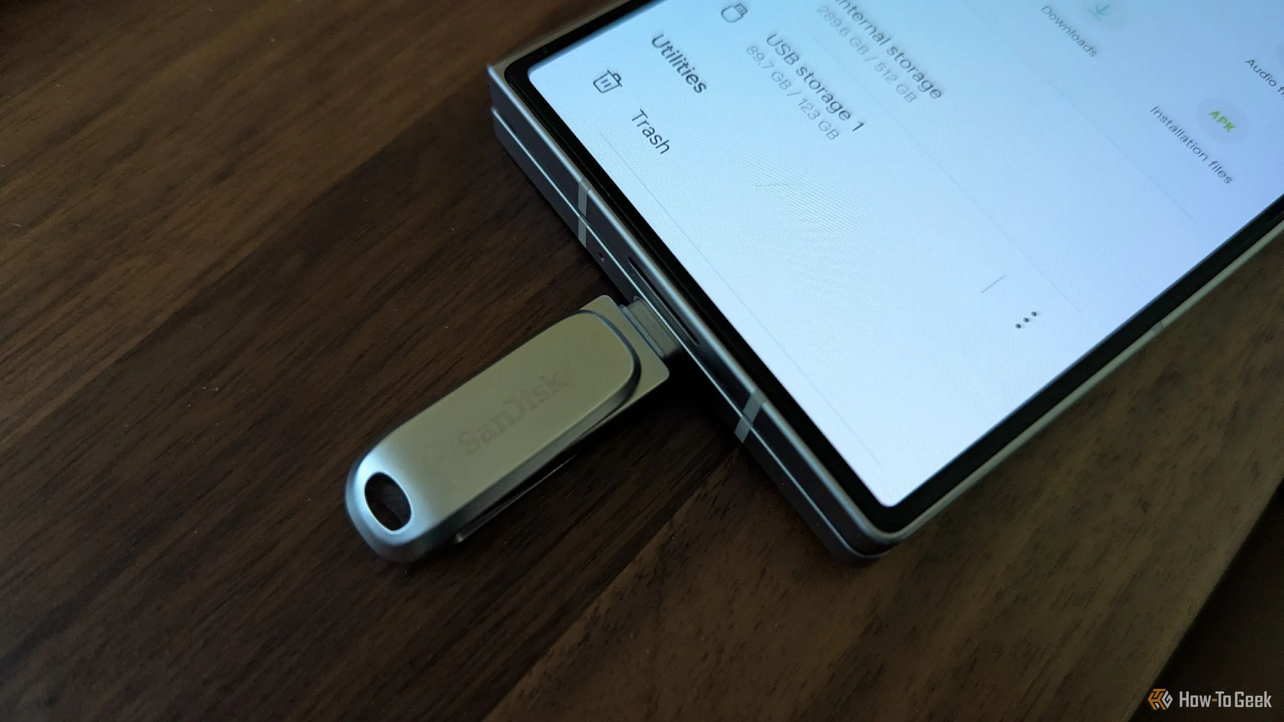 Ổ đĩa flash USB-C kết nối với điện thoại Samsung Galaxy Z Fold 6