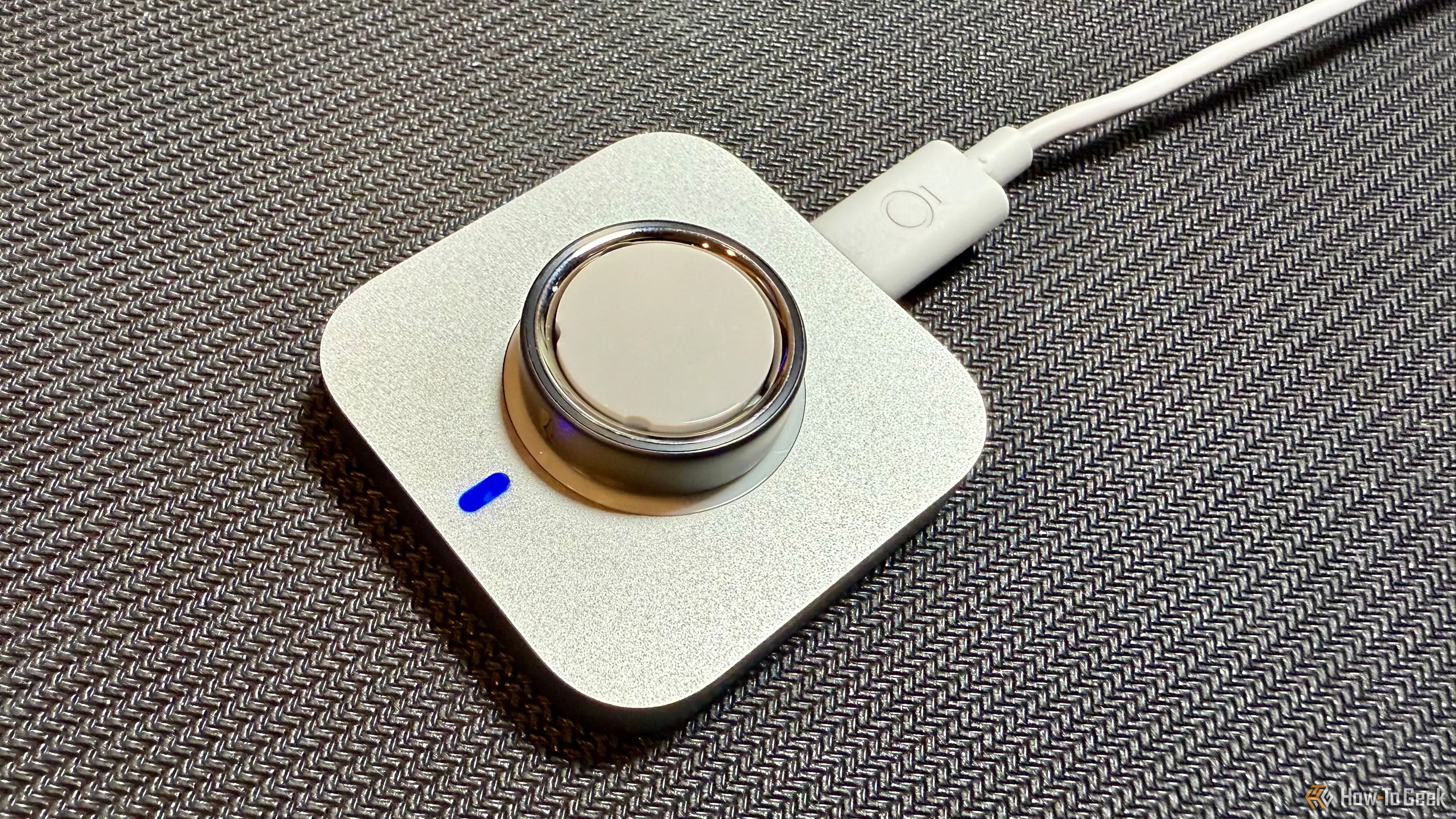 Oura Ring 4 trên đế sạc