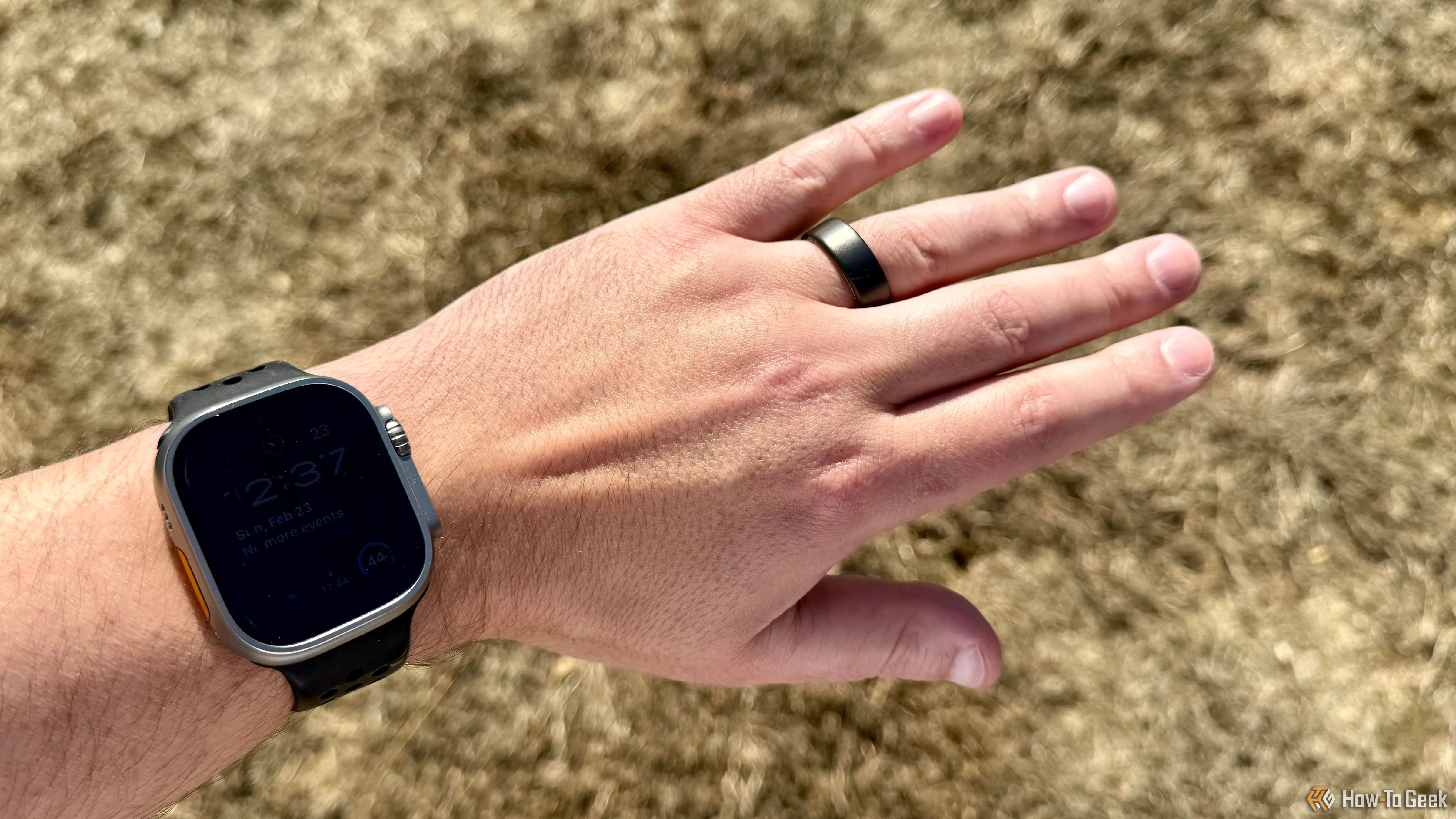 Oura Ring 4 trên ngón tay đeo nhẫn trái