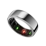 Oura Ring Gen 3 màu đen trên nền trắng, thể hiện thiết kế tinh tế của nhẫn thông minh theo dõi sức khỏe