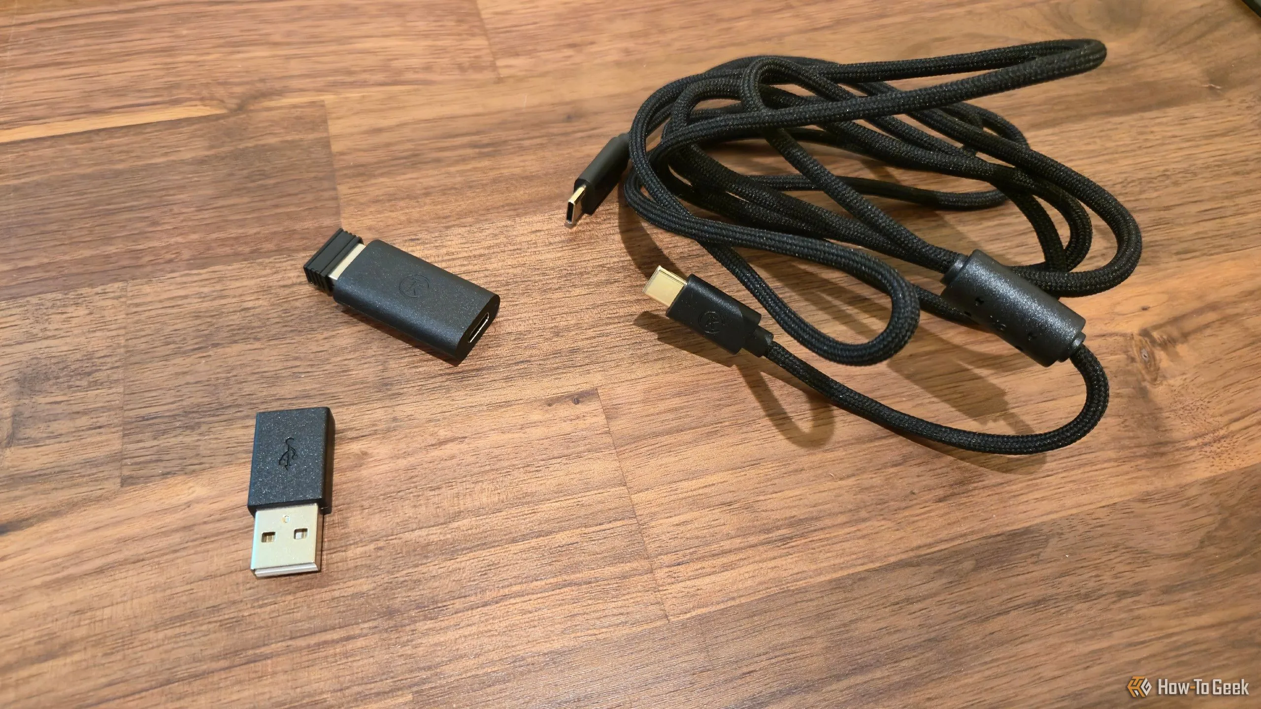 Phụ kiện đi kèm chuột không dây Keychron M7 bao gồm cáp USB-C và USB receiver