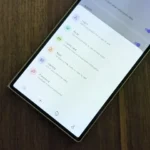 Proton Pass hiển thị trên màn hình Samsung Galaxy Z Fold 6, minh họa khả năng tạo email alias và quản lý mật khẩu.