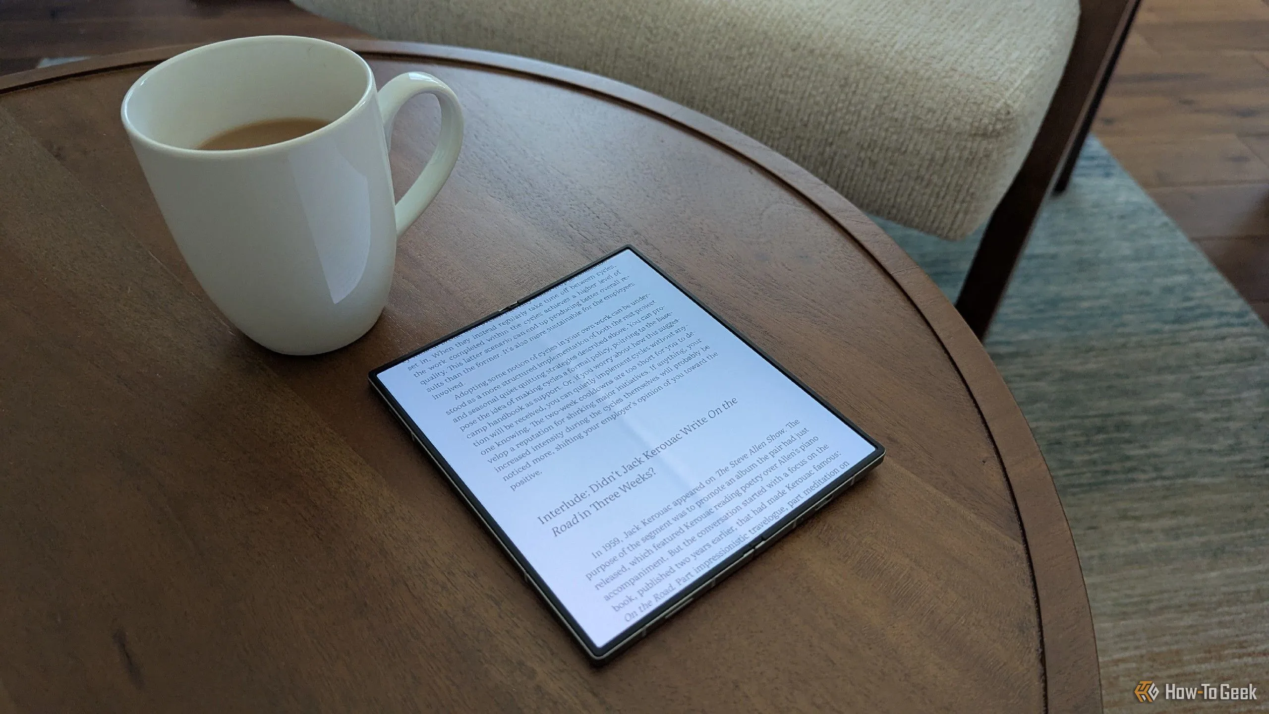 Sách điện tử hiển thị sắc nét trên Samsung Galaxy Z Fold 6 với màn hình OLED, cạnh cốc trà, minh họa trải nghiệm đọc chất lượng cao.