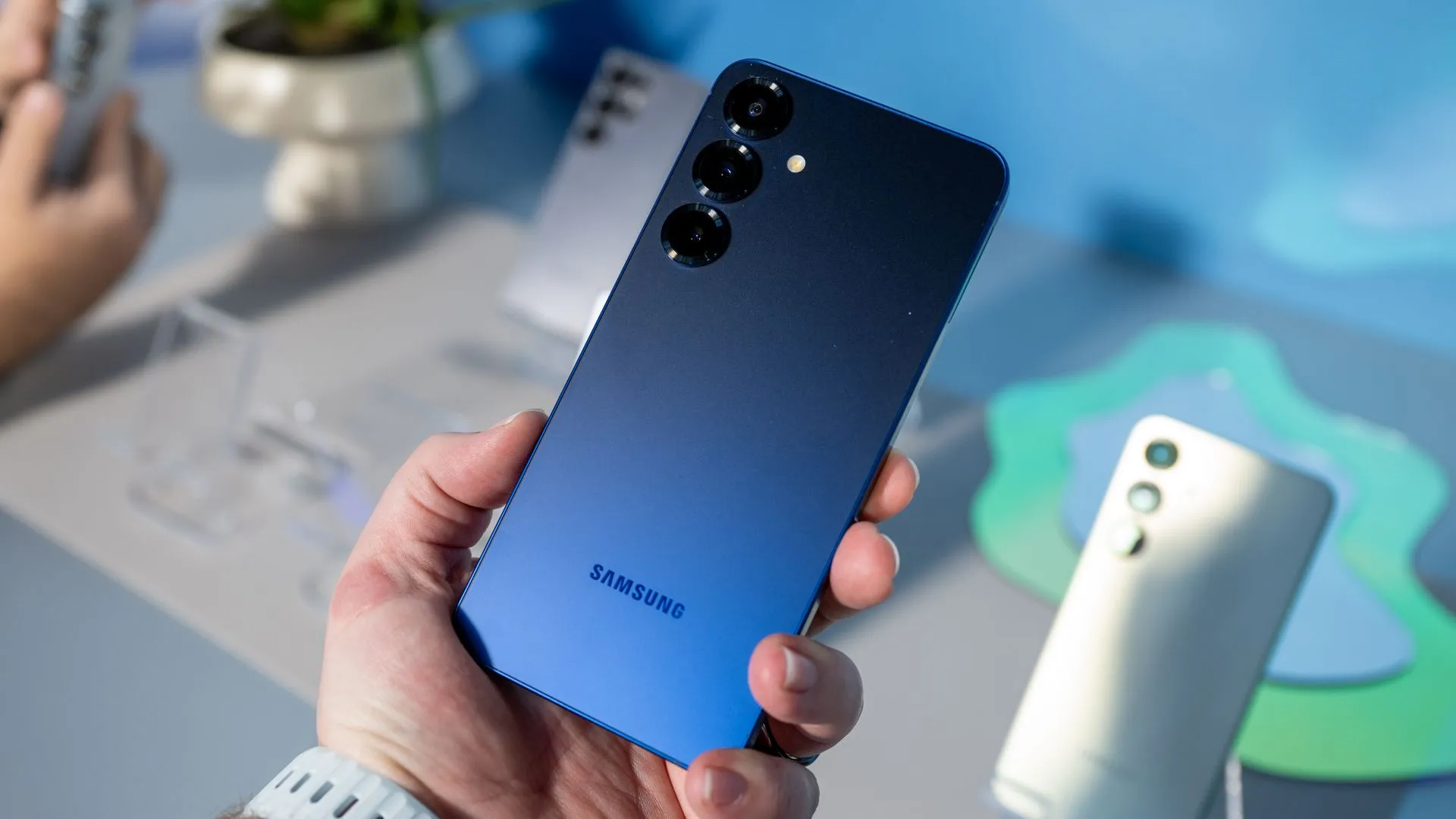 Samsung Galaxy S25 màu Xanh Navy.
