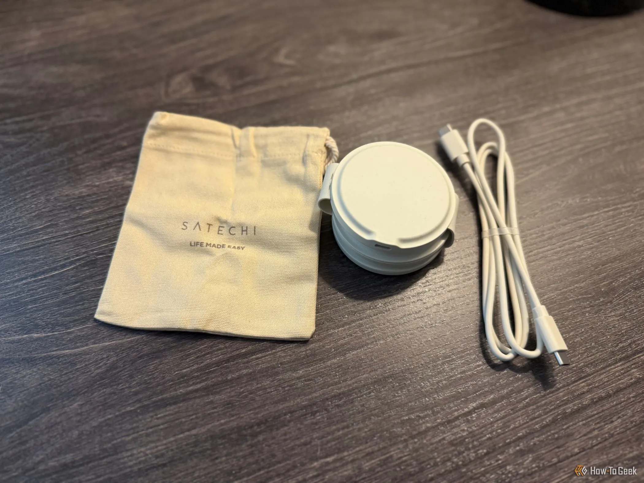Satechi OntheGo 3-in-1 gập gọn trong túi đựng du lịch kèm cáp sạc USB-C tiện lợi