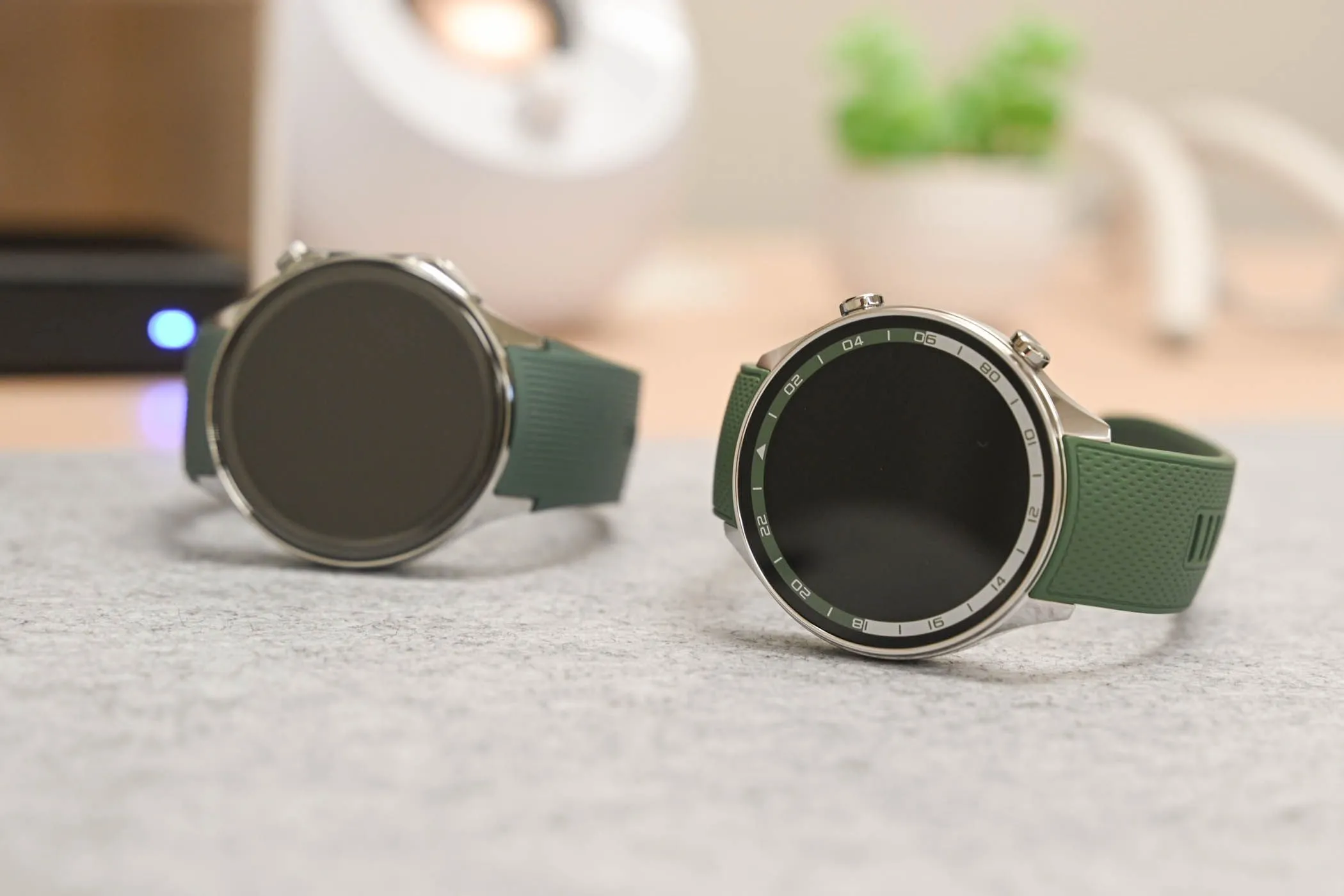 So sánh thiết kế giữa OnePlus Watch 2R và OnePlus Watch 2, cho thấy sự khác biệt về viền và độ dày.