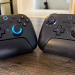 So sánh thiết kế giữa tay cầm 8BitDo Ultimate 2 Wireless và phiên bản Ultimate 2.4 GHz tiền nhiệm