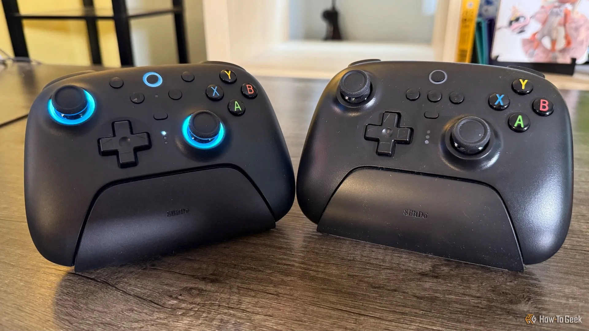 So sánh thiết kế giữa tay cầm 8BitDo Ultimate 2 Wireless và phiên bản Ultimate 2.4 GHz tiền nhiệm