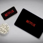 So sánh trải nghiệm xem phim Netflix trên màn hình điện thoại và máy tính bảng lớn hơn, với tô bỏng ngô bên cạnh