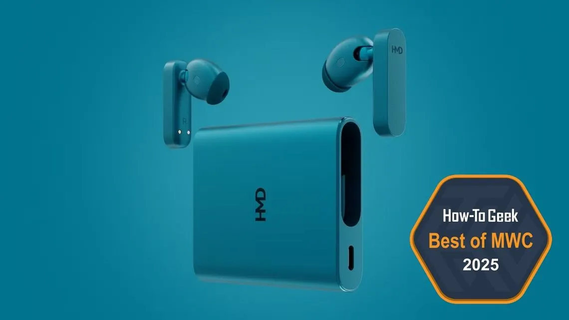 Tai nghe không dây HMD Amped Buds màu xanh đặt trên nền đồng màu