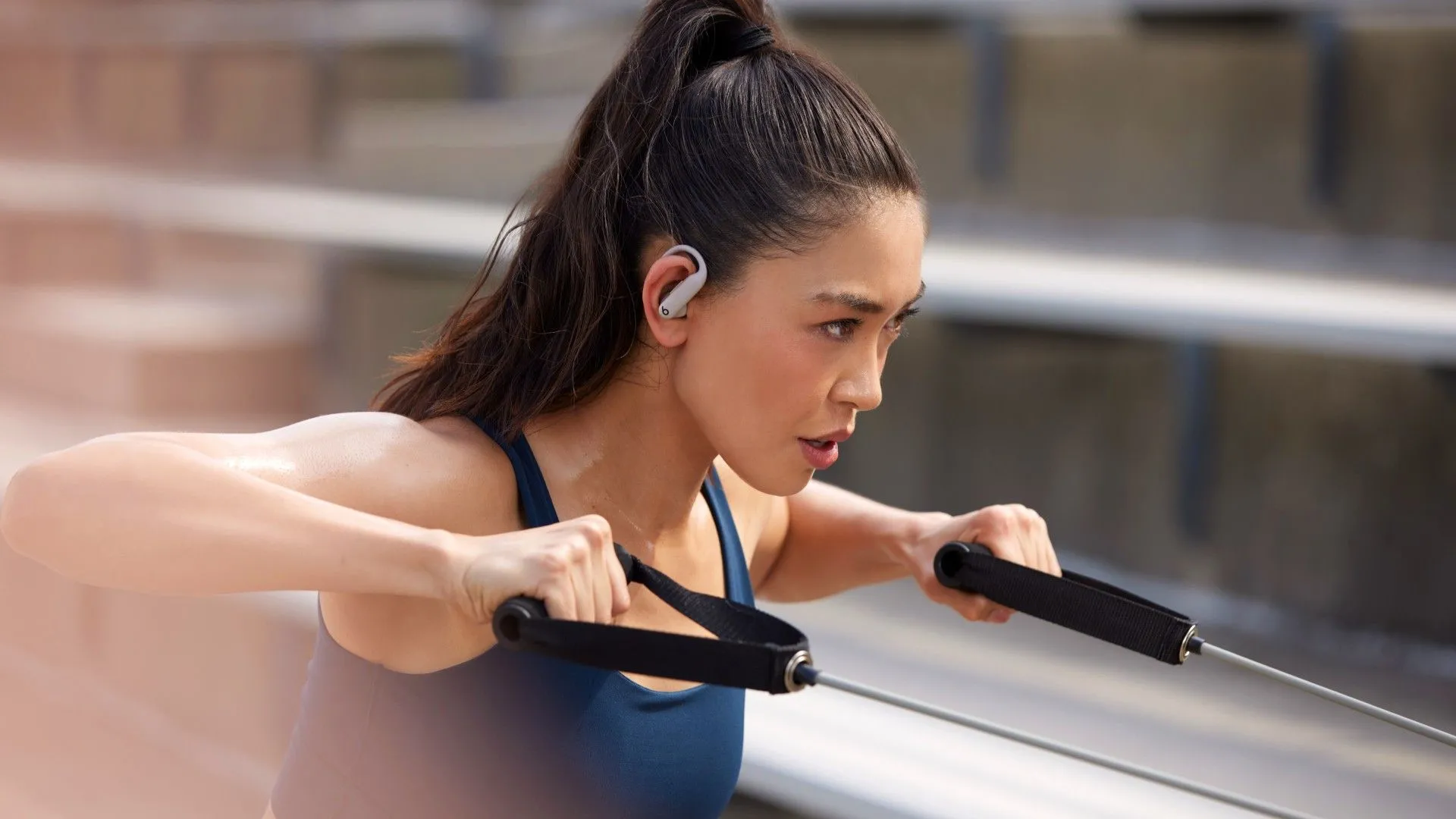Tai nghe Powerbeats Pro 2 trên tai người phụ nữ đang tập luyện