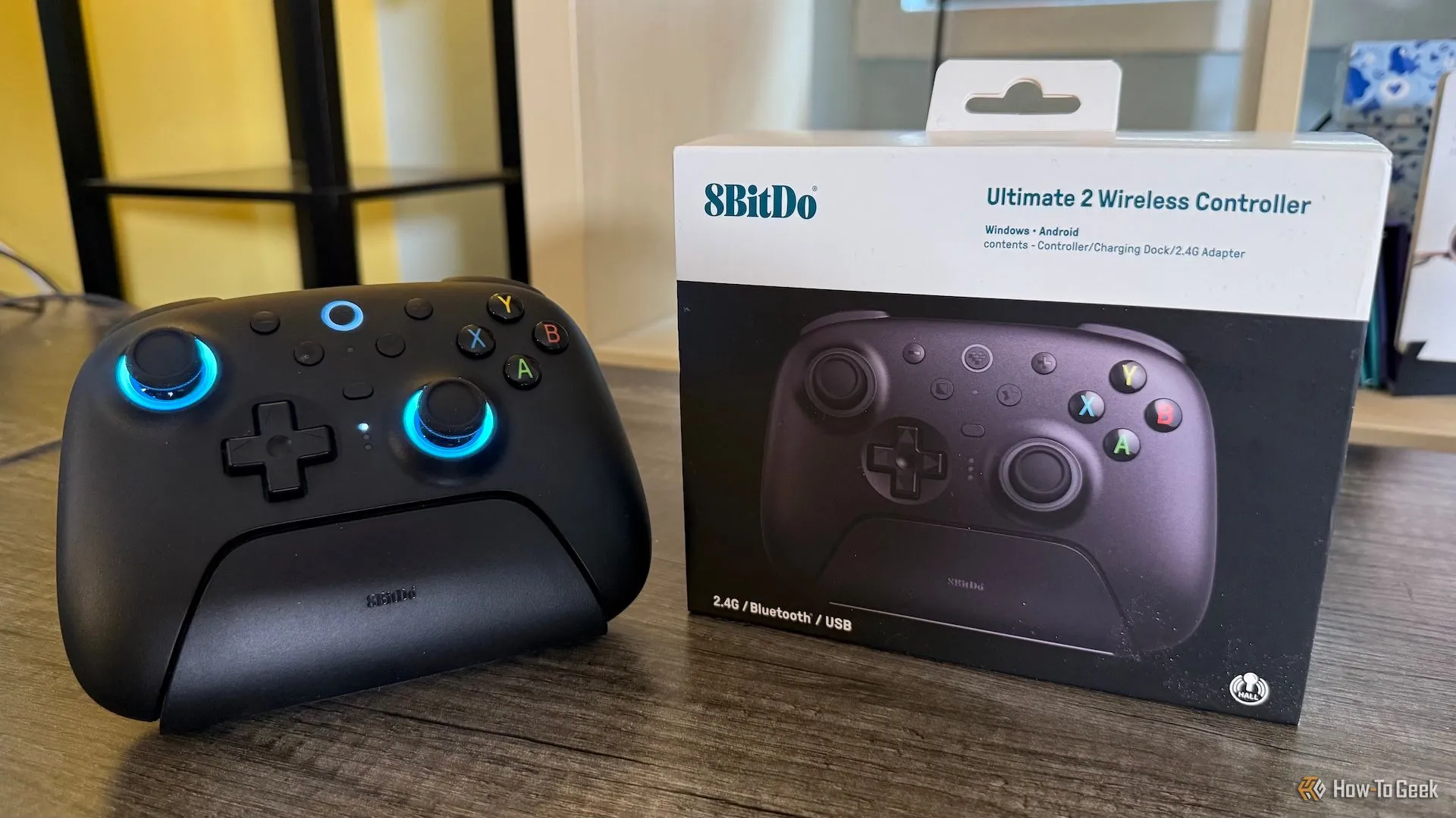 Tay cầm 8BitDo Ultimate 2 Wireless và hộp sản phẩm, thể hiện tổng thể thiết kế và đóng gói cao cấp