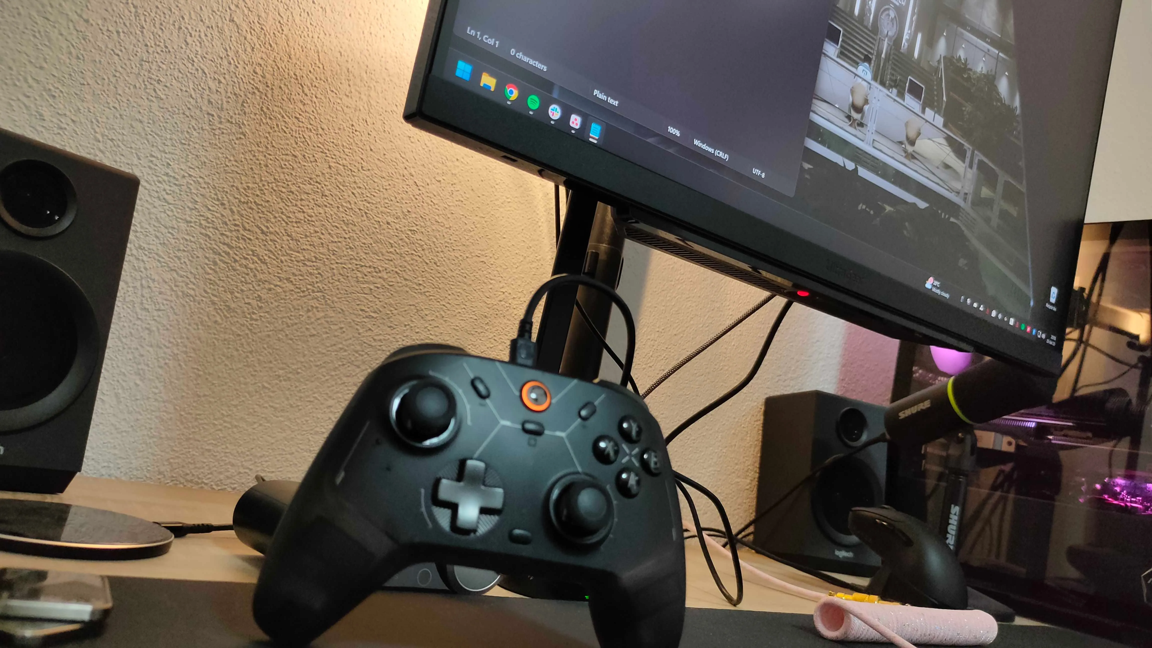 Tay cầm chơi game GameSir Cyclone 2 đang kết nối có dây với màn hình để giảm độ trễ
