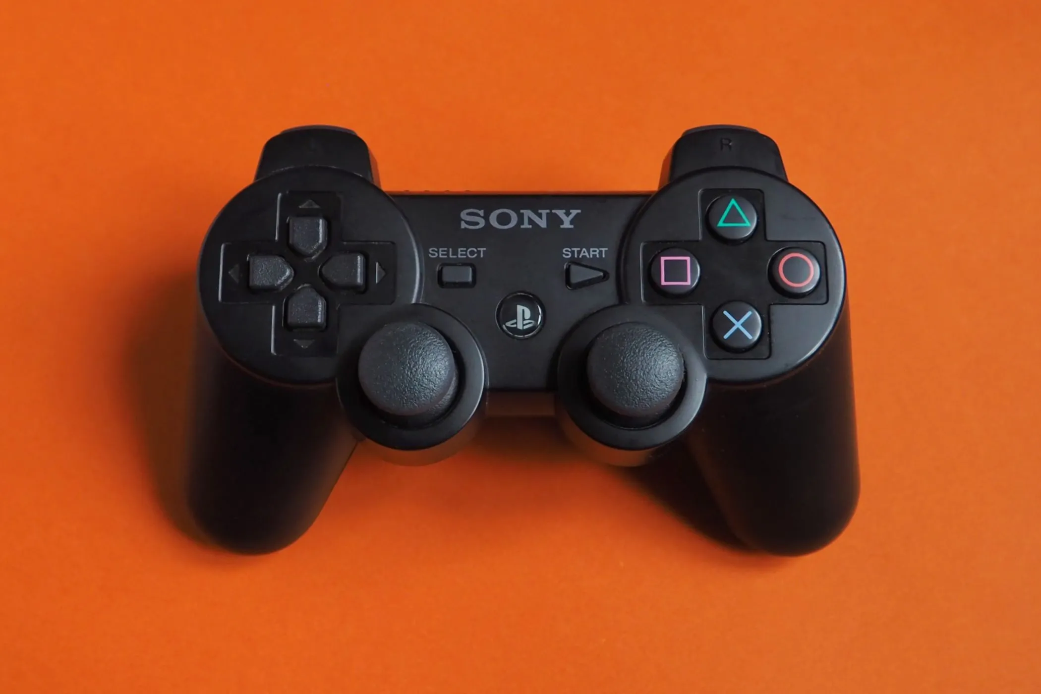 Tay cầm DualShock của PlayStation 2, thiết kế kinh điển vẫn tương thích với giả lập