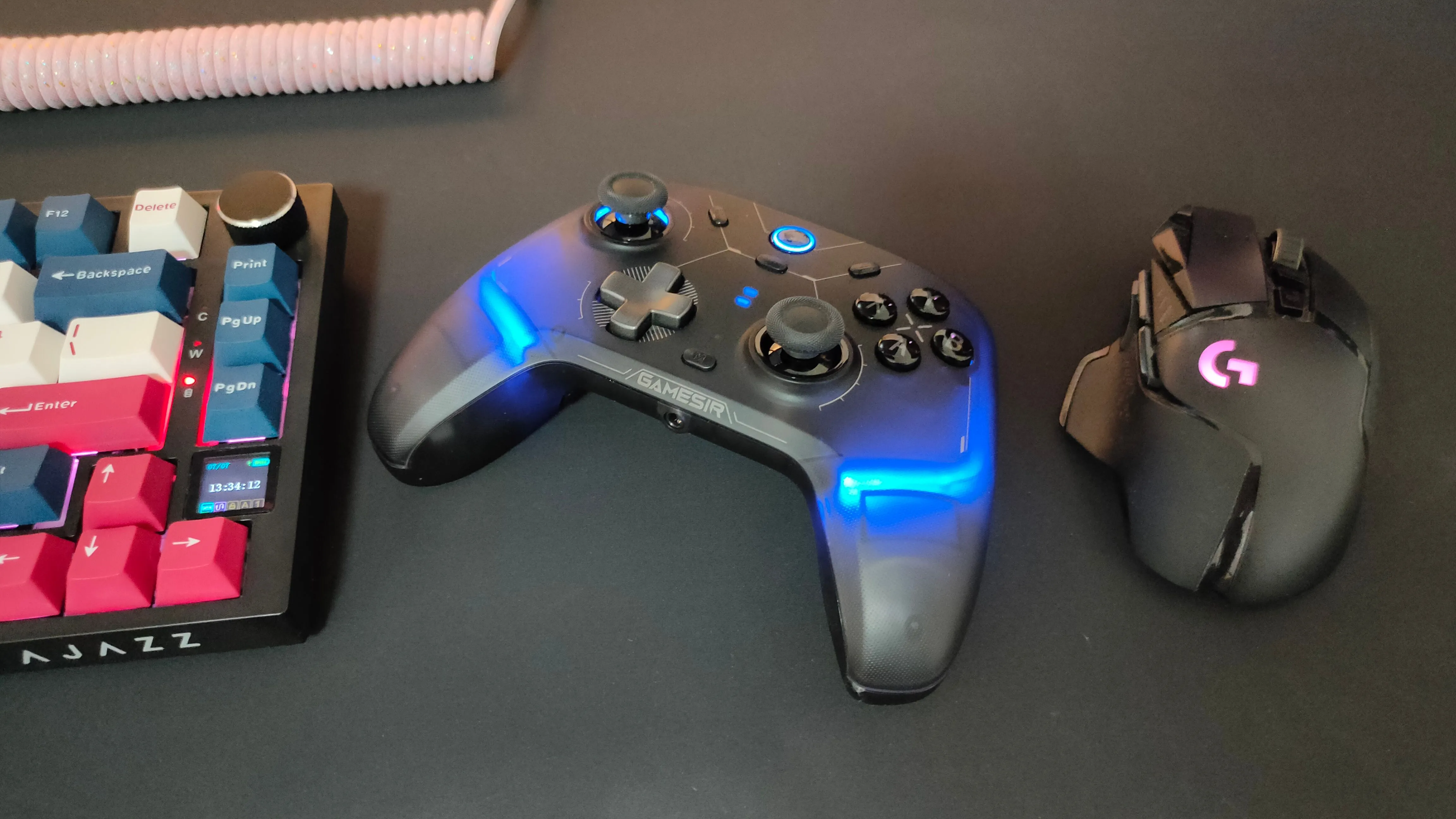Tay cầm GameSir Cyclone 2 hòa mình vào không gian gaming cùng chuột Logitech G502 và bàn phím cơ.