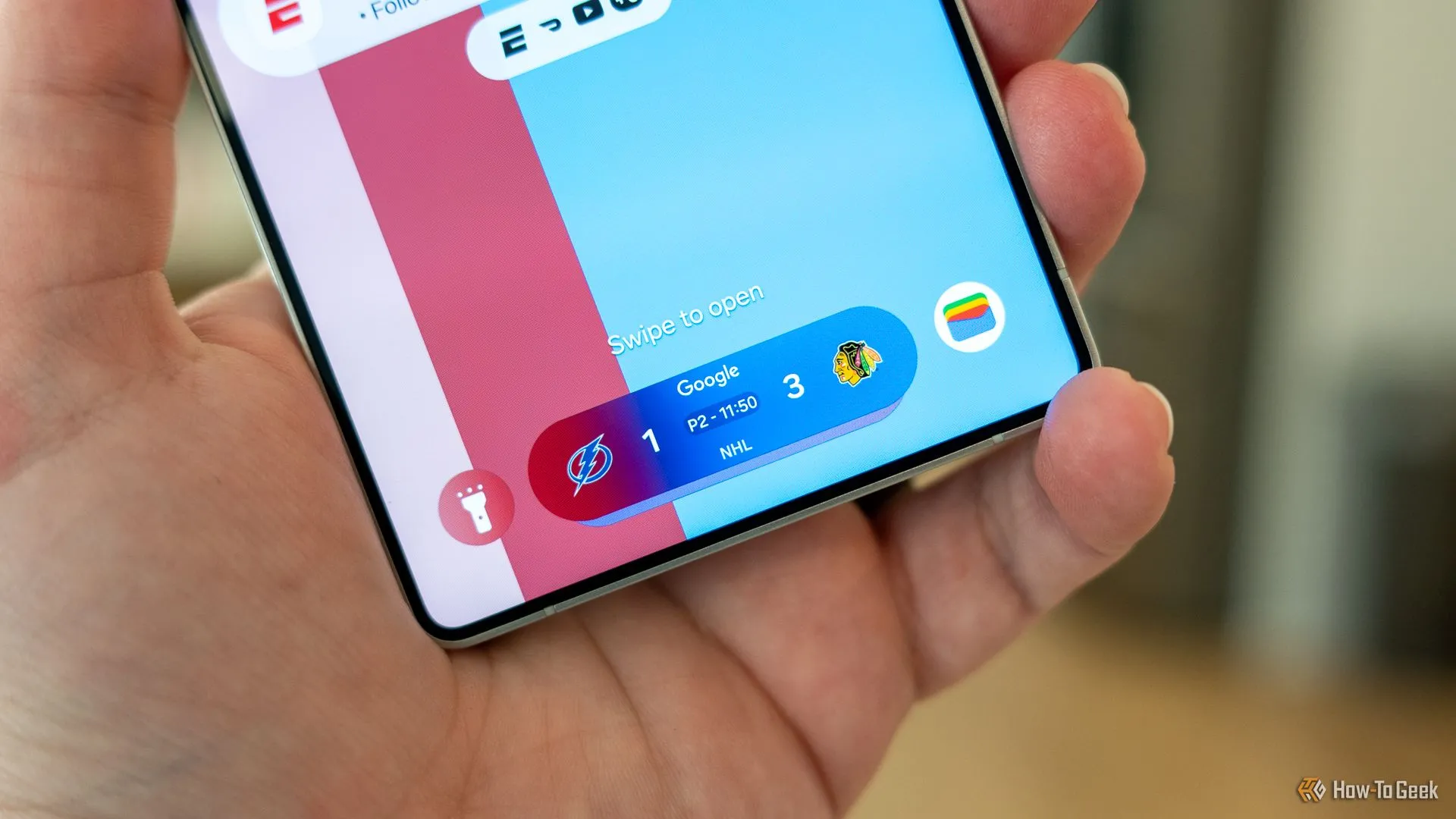 Thanh Now Bar hiển thị thông báo hoạt động trực tiếp trên màn hình khóa Samsung Galaxy S25 Ultra, với biểu tượng hẹn giờ và nút điều khiển, minh họa tính năng Now Bar của One UI 7.