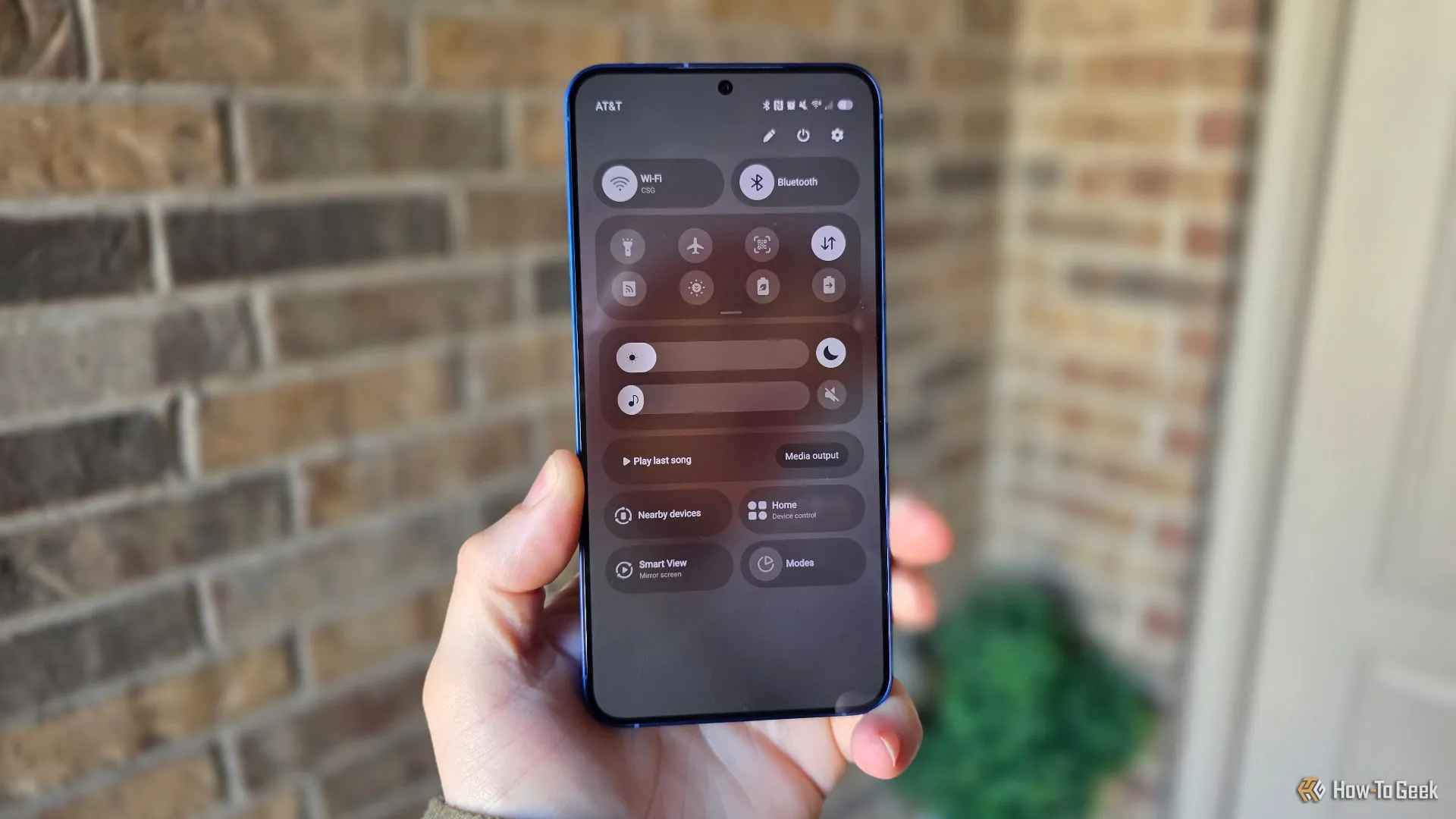 Thanh thông báo và cài đặt nhanh bị tách rời trên Galaxy S25 Plus chạy One UI 7