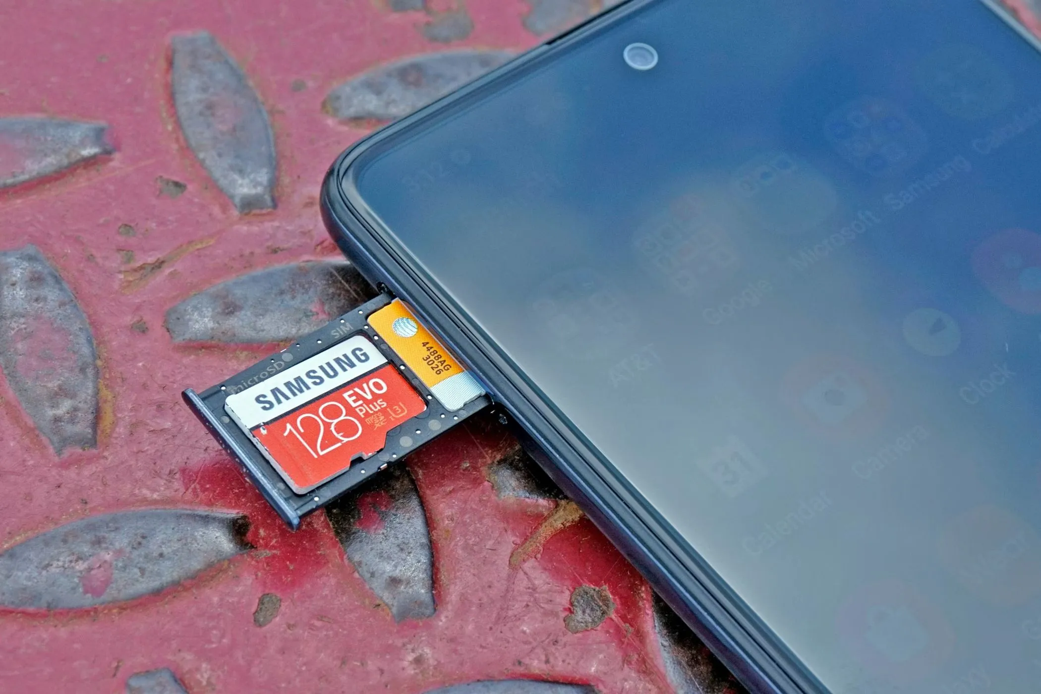 Thẻ nhớ microSD đang được gắn vào khe cắm trên điện thoại di động