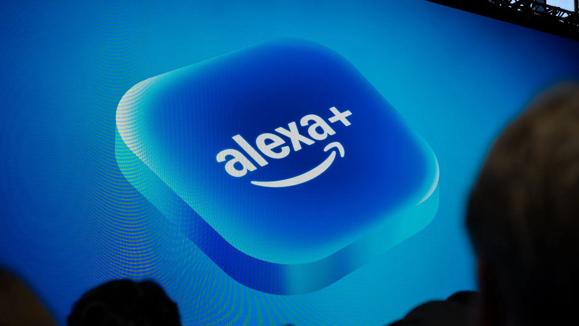 Thiết bị Amazon Echo Dot với đèn xanh phát sáng, biểu tượng của Alexa