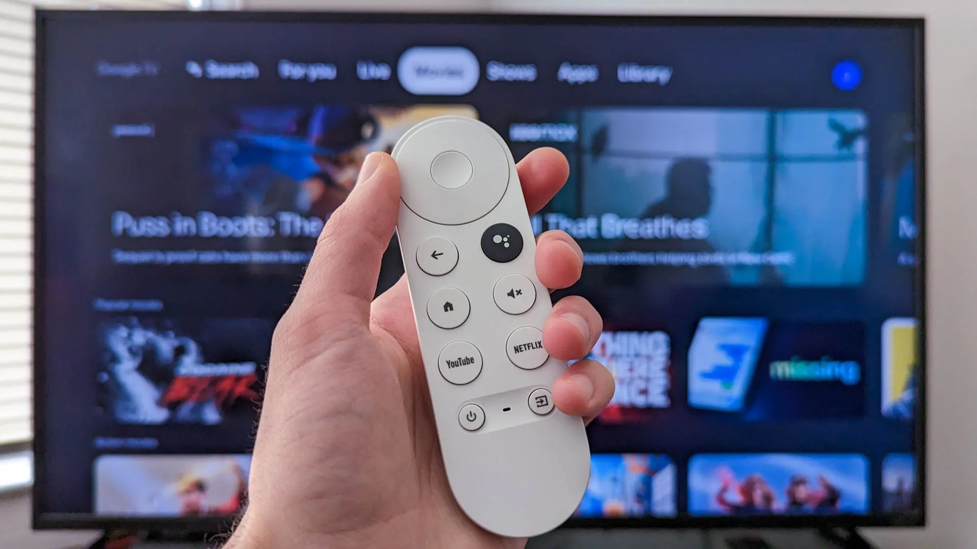 Thiết bị Chromecast với Google TV nhỏ gọn, chuẩn bị nhận bản cập nhật Android 14.