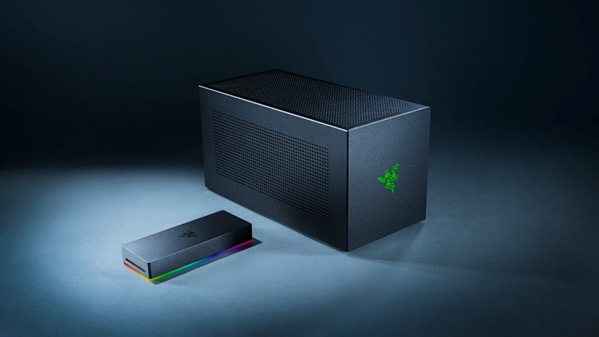 Thiết bị Razer Core X V2 và Thunderbolt 5 Dock đặt cạnh nhau trên nền màu xám
