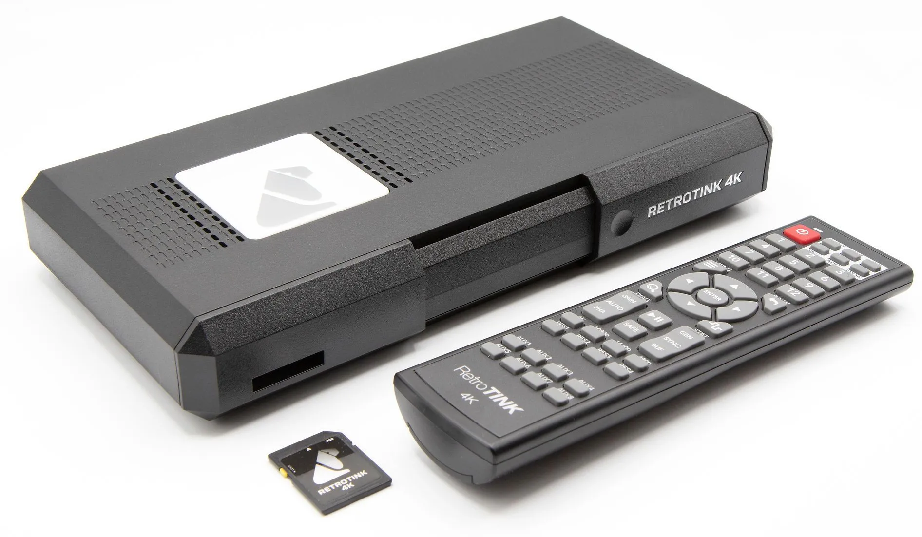 Thiết bị upscaler video RetroTINK-4K màu đen, đi kèm điều khiển từ xa và thẻ nhớ SD, giải pháp cao cấp để chơi game retro trên TV hiện đại.